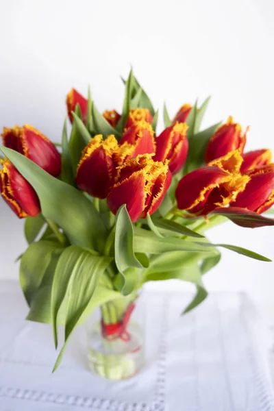 Kytici krásných červených tulipánů — Stock fotografie