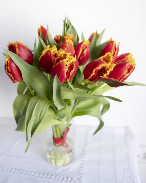 Strauß schöner roter Tulpen — Stockfoto