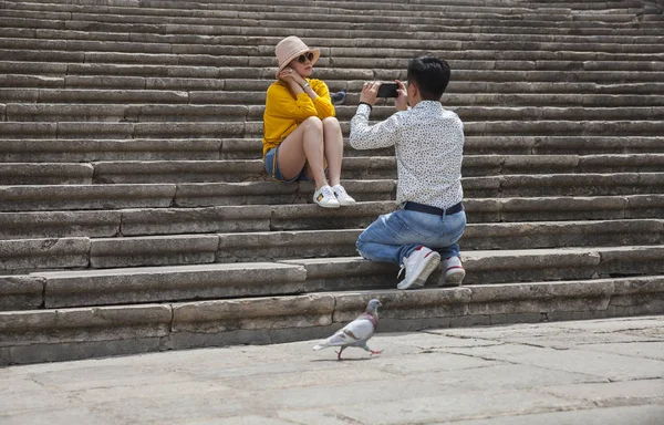 Joven chico toma una foto de una chica . — Foto de Stock