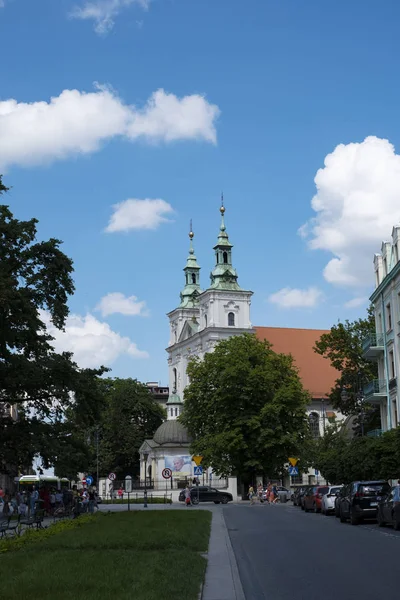 Plaza Matejko con la iglesia de St. Florian en la ciudad de Cracovia — Foto de Stock