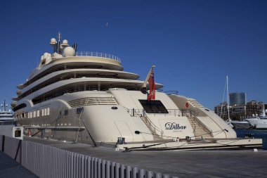 Barselona limanında lüks yat