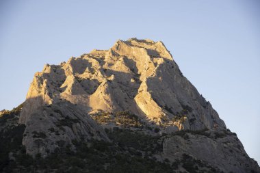 Şahin Dağı, Kırım'daki Novy Svet köyü