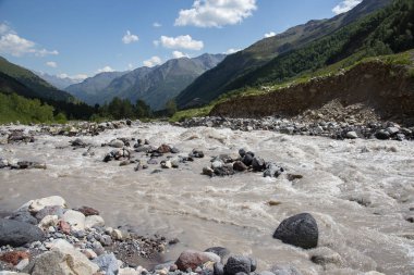 Fırtınalı dağ nehri Baksan (Kabardey-Balkar)