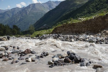 Kabardey-Balkarya'da Fırtınalı dağ nehri Baksan, Rusya Federasyonu