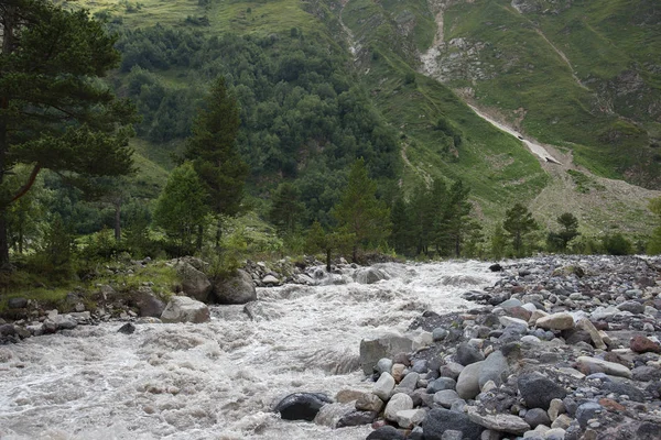 Bouřníská horská řeka Baksan v Kabardino-Balkarii, Rusko — Stock fotografie