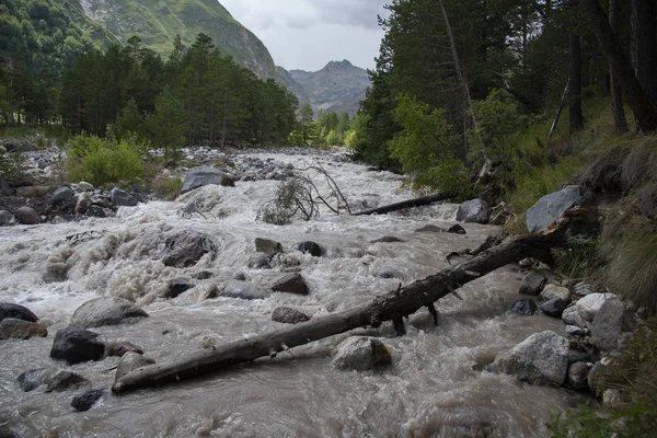 Stormachtige berg rivier Baksan in Kabardino-Balkarië, Rusland — Stockfoto