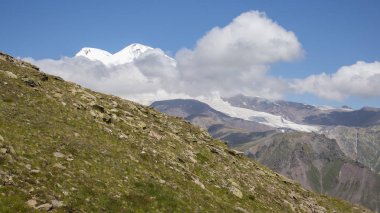 Cheget Dağı'ndan Elbrus Dağı manzarası