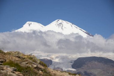 Cheget Dağı'ndan Elbrus Dağı manzarası. Kafkasya, Rusya Fetoratio