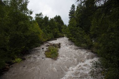 Fırtınalı dağ nehri Baksan