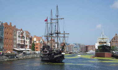 Gdansk'ın Ana Kenti ve Motlawa Nehri üzerindeki gemilerin manzarası