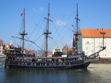 Gdansk'ın Ana Kenti ve Motlawa Nehri üzerindeki gemi görünümü