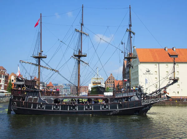 View of Gdansk's Main Town and ship on the Motlawa River — Stock Photo, Image
