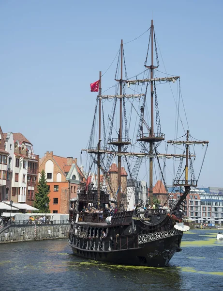 View of Gdansk's Main Town and ships on the Motlawa River — Stock Photo, Image