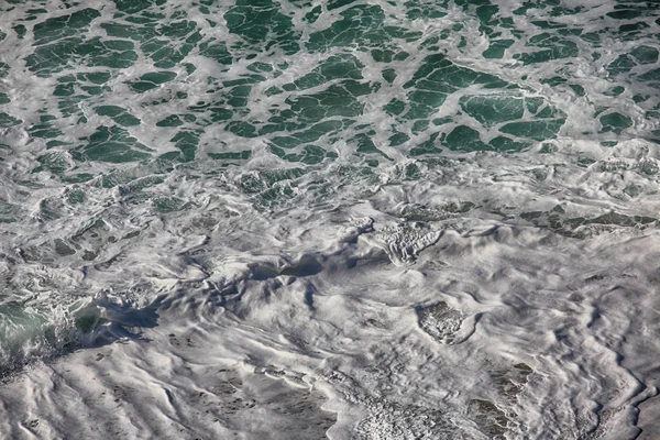 Μπλε νερό και λευκός αφρός του Ατλαντικού ωκεανού. Κορυφαία προβολή, φυ — Φωτογραφία Αρχείου