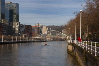 Zubizuri köprüsü Nervion Nehri 'ni geçiyor.