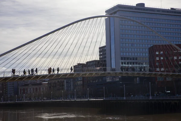 Zubizuri voetgangersbrug over de Nervion rivier. Bilbao, Spanje — Stockfoto