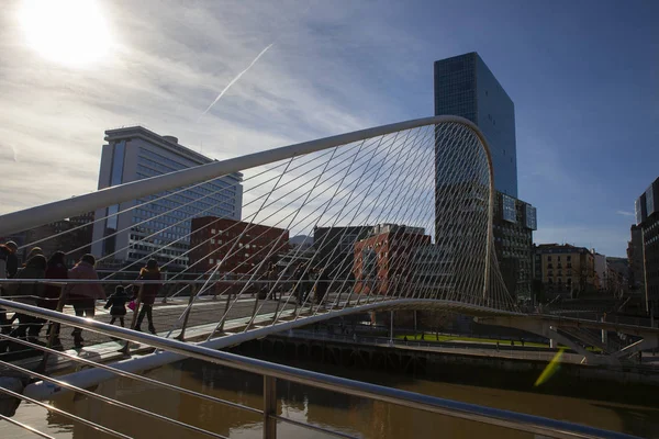 Zubizuri voetgangersbrug over de Nervion rivier. Bilbao, Spanje — Stockfoto