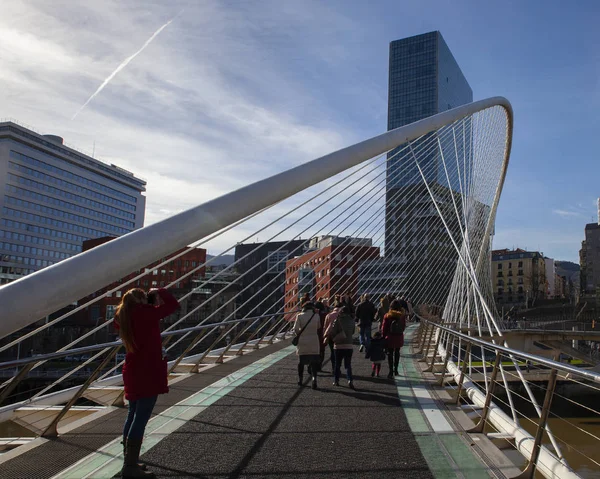Zubizuri voetgangersbrug over de Nervion rivier. Bilbao, Spanje — Stockfoto