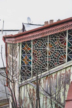 Tiflis 'in mozaik pencereli eski ahşap evi