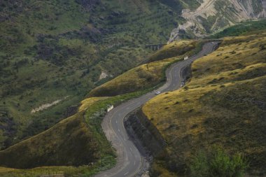 Dağ manzarası boyunca sürünen yol.