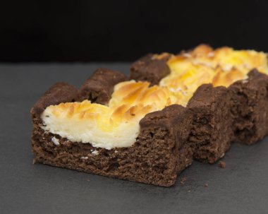 Süzme peynir kek parçaları