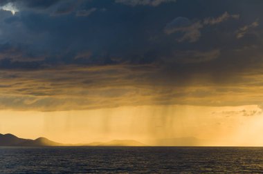 Denizin üzerinde güzel bir gün batımı