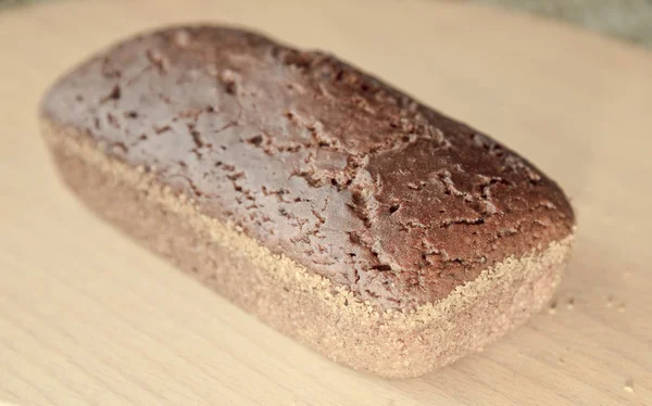Pão caseiro em uma mesa de madeira — Fotografia de Stock