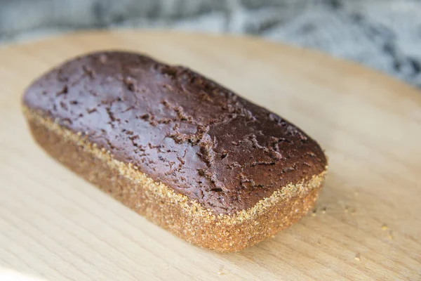 Pão caseiro em uma mesa de madeira — Fotografia de Stock