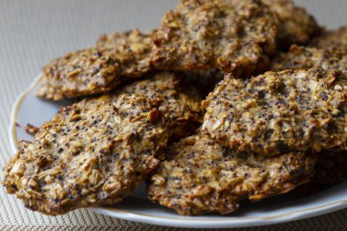 Chia tohumu ve haşhaşlı yulaflı kurabiyeler.