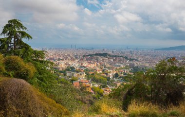 Sıcak yaz gününde Barselona şehrinin güzel manzarası, İspanya