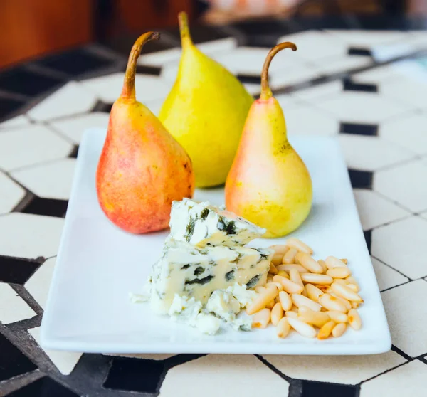 白盘上的蓝奶酪 松仁和成熟的梨 — 图库照片