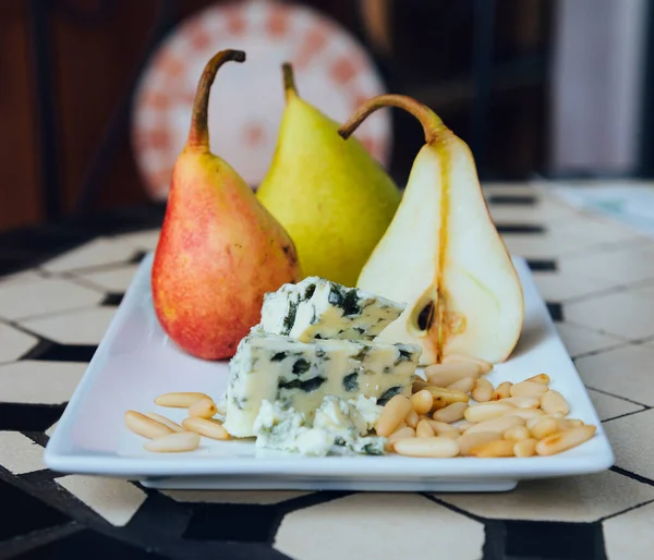 白盘上的蓝奶酪 松仁和成熟的梨 — 图库照片