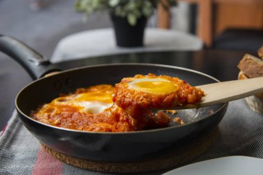 Shakshouka - domates soslu yumurta, kızartma tavasında servis edilir.