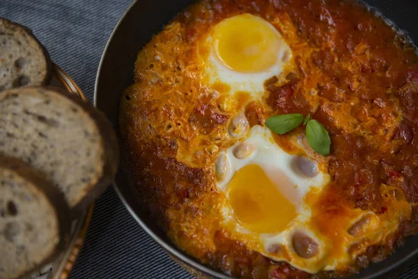 Shakshouka Gericht Aus Eiern Gebraten Mit Tomaten Zwiebeln Und Spiegelei — Stockfoto