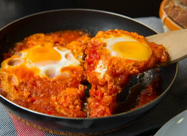 Shakshouka Gericht Aus Eiern Gebraten Mit Tomaten Zwiebeln Und Spiegelei — Stockfoto