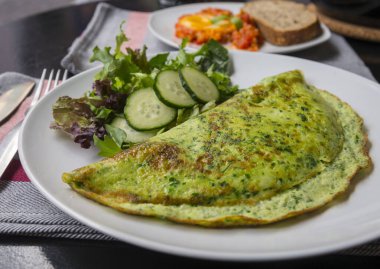 Sağlıklı kahvaltı. Salatalı yeşil ıspanaklı omlet.