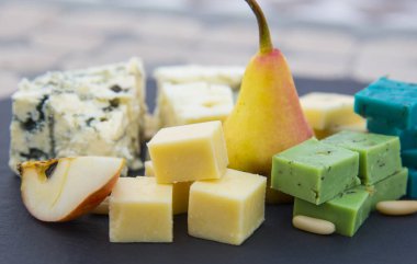 Çeşitli peynir, armut ve çam fıstığı çeşitleri.