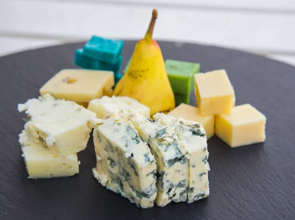 チーズと梨の種類の異なるチーズプレート — ストック写真