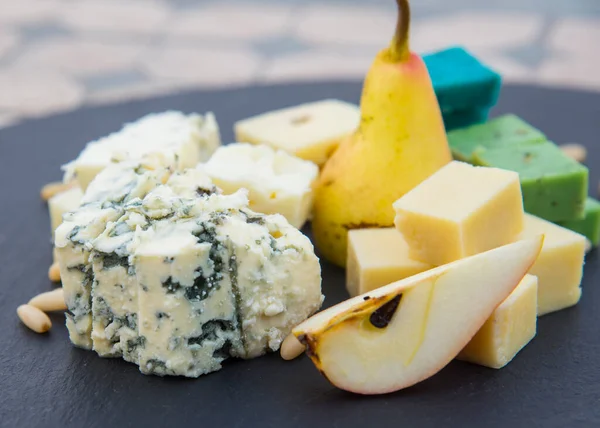 Blauschimmelkäse Pinienkerne Und Reife Birnen Auf Dem Schwarzen Teller — Stockfoto