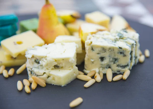 Des Morceaux Différents Fromages Poires Pignons Produits Laitiers Sur Plaque — Photo