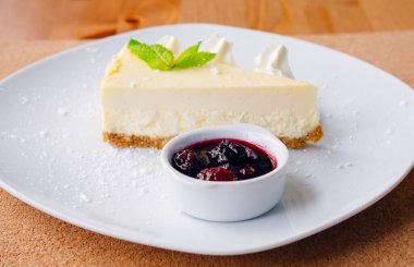 Beyaz tabakta meyveli cheesecake dilimi 