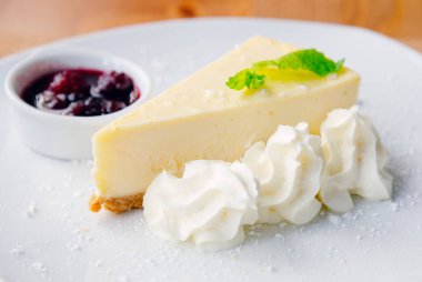 Beyaz tabakta meyveli cheesecake dilimi