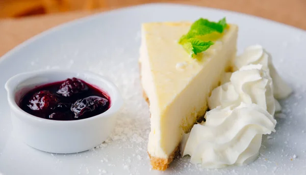 Slice Cheesecake Fruits Plate — Stock Photo, Image