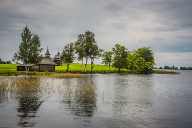 Rusya 'nın Kizhi adasında bulunan eski Rus ahşap evleri