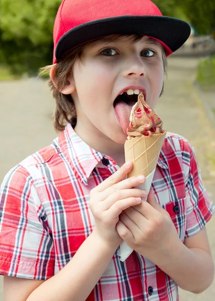 Junge Isst Eistüten Park — Stockfoto