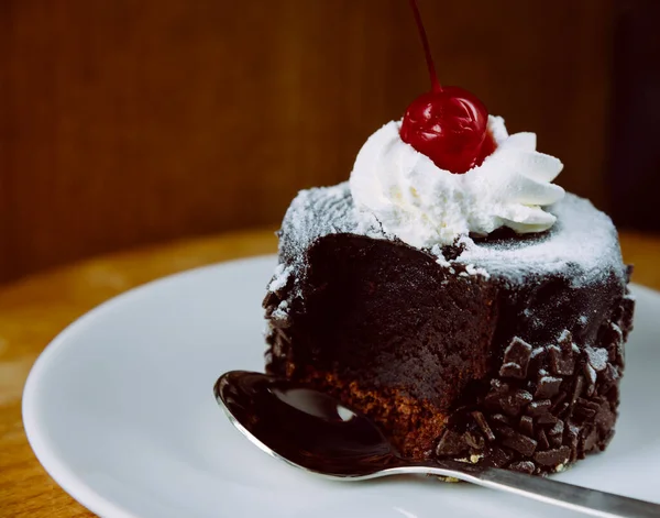 Deliziosa Torta Cioccolato Con Ciliegia Sulla Ciliegina — Foto Stock
