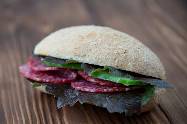 Salamlı Mor Fesleğenli Taze Tahıllı Sandviç — Stok fotoğraf