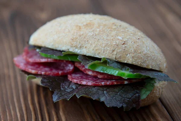 Salamlı Mor Fesleğenli Taze Tahıllı Sandviç — Stok fotoğraf