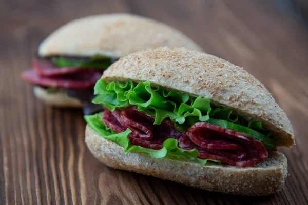 Salamlı Marullu Taze Tahıllı Sandviç — Stok fotoğraf