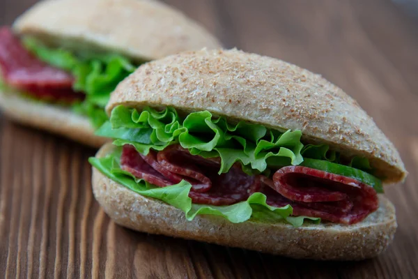 Salamlı Marullu Taze Tahıllı Sandviç — Stok fotoğraf